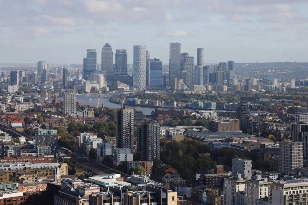 英国央行调查曝裁员潮四年新高，建筑业崩塌 vs 服务业狂飙，经济分化加剧！英镑GBPUSD走势将何去何从？