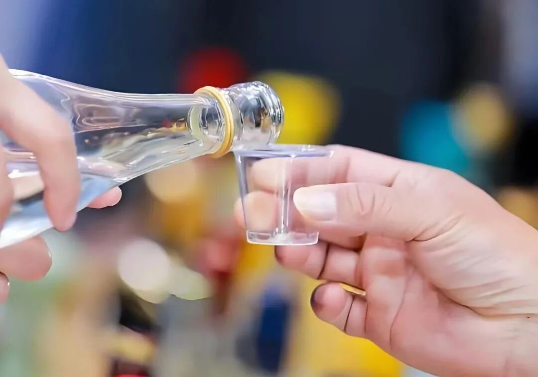 名酒纷纷“素颜”出场，光瓶酒是短暂风口还是终极回归？