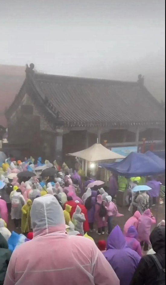 爬泰山突遭降雨大风，索道停运，游客挤入公厕避寒！山顶饭店99元假日坐席卖出2000单，含1个休息位+1桶泡面