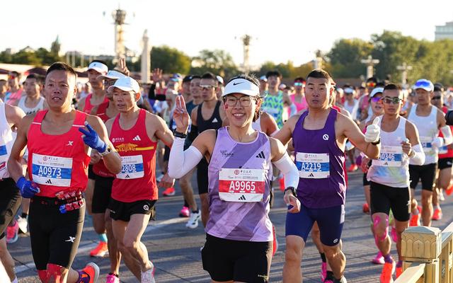 2025年北京马拉松天安门广场鸣枪起跑，3.2万余名选手同场竞技