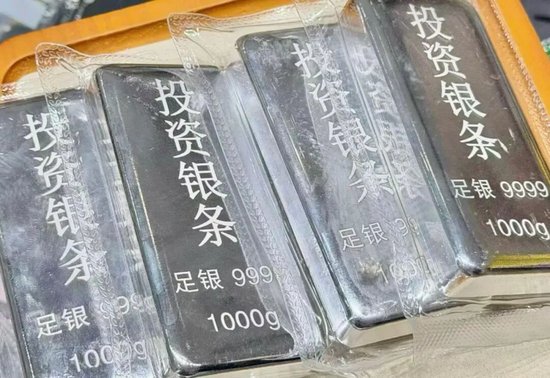 银价，爆了！再创历史新高，今年涨幅已接近150%！白银基金连续2日跌停，此前有人称“500元很快就能赚350”