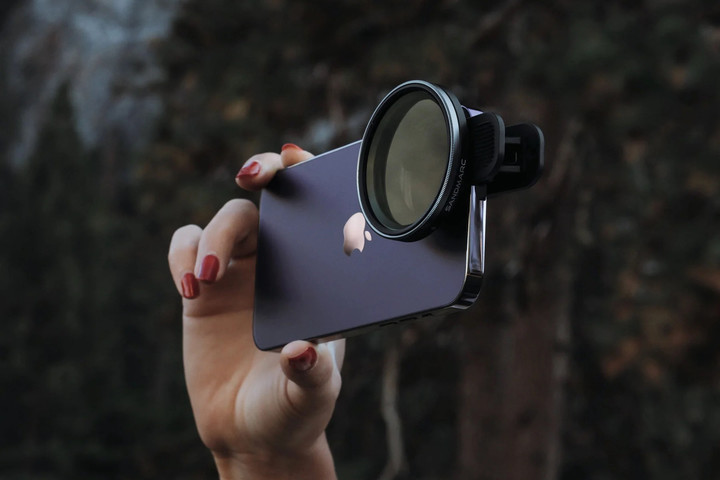 一台造梦，一台赚钱，苹果 50 周年还藏了两台新 iPhone